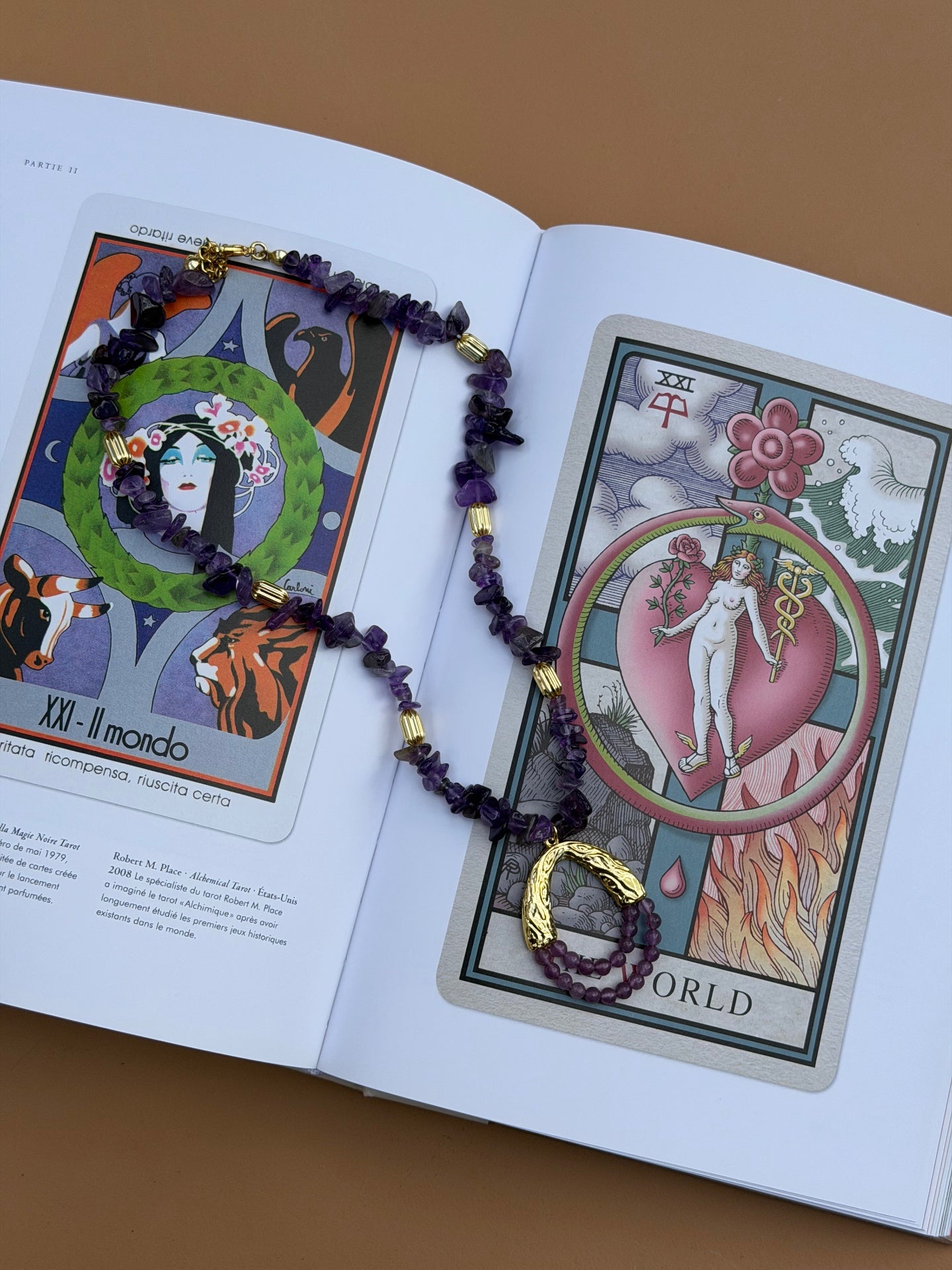 Collier Améthyste & Or sur livre de tarot