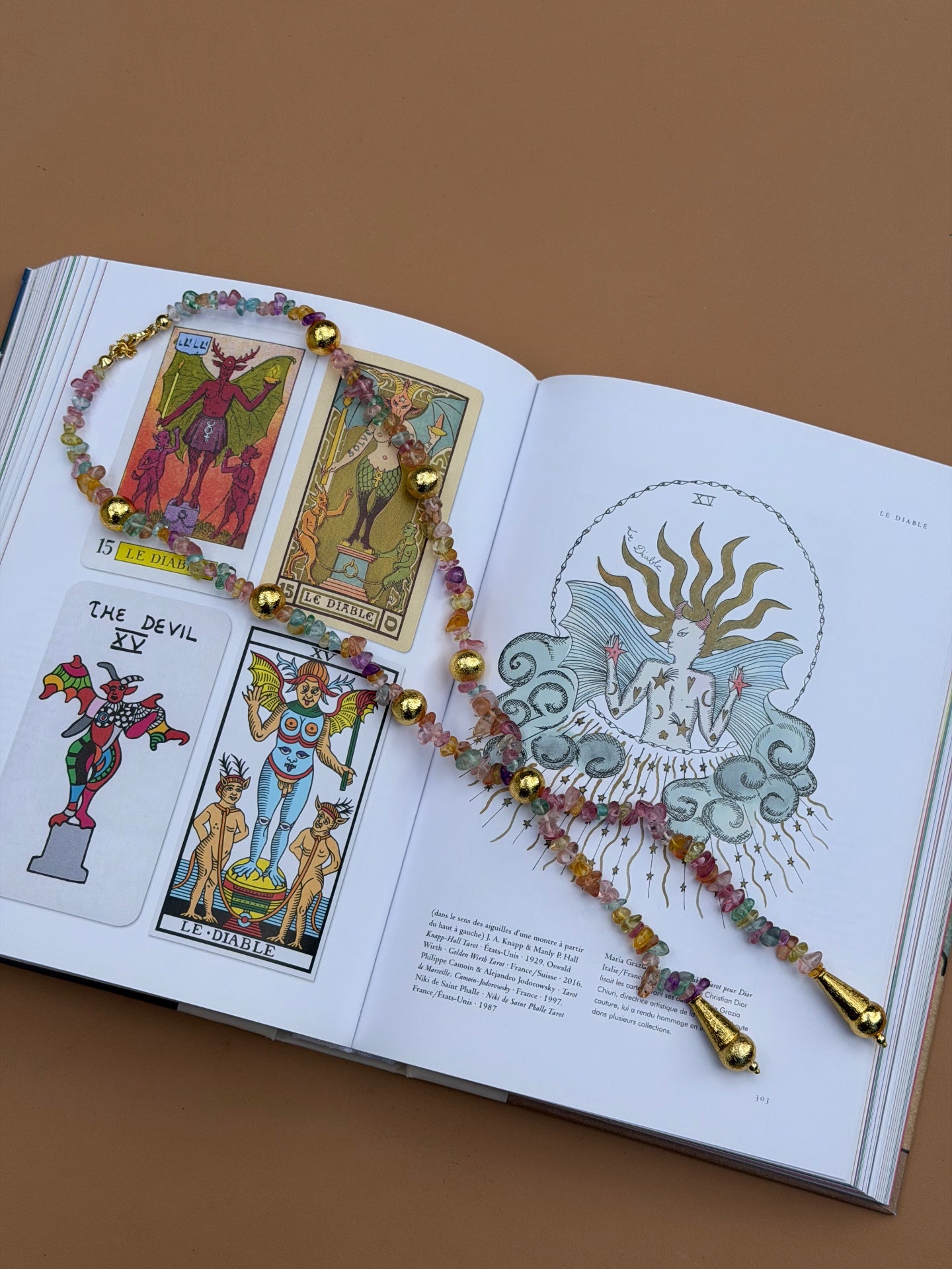 Collier Tourmaline Multicolore sur livre de tarot