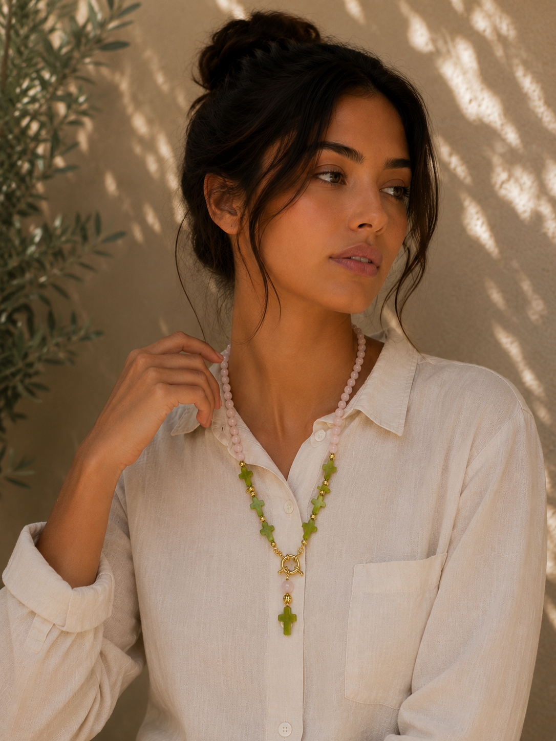 Collier Quartz Rose & Croix de Jade porté
