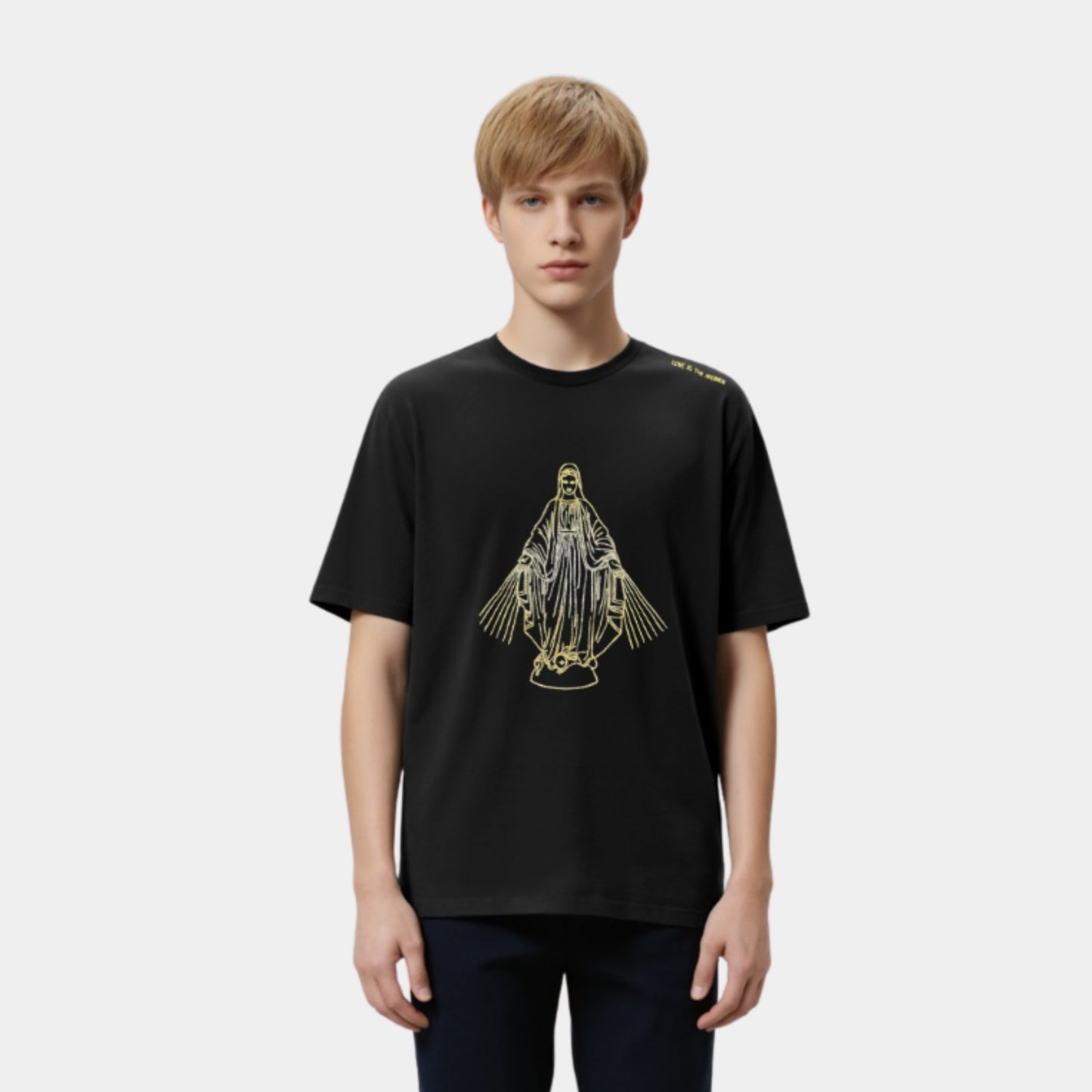 Tshirt Love Noir – Vue de face, portrait rapproché